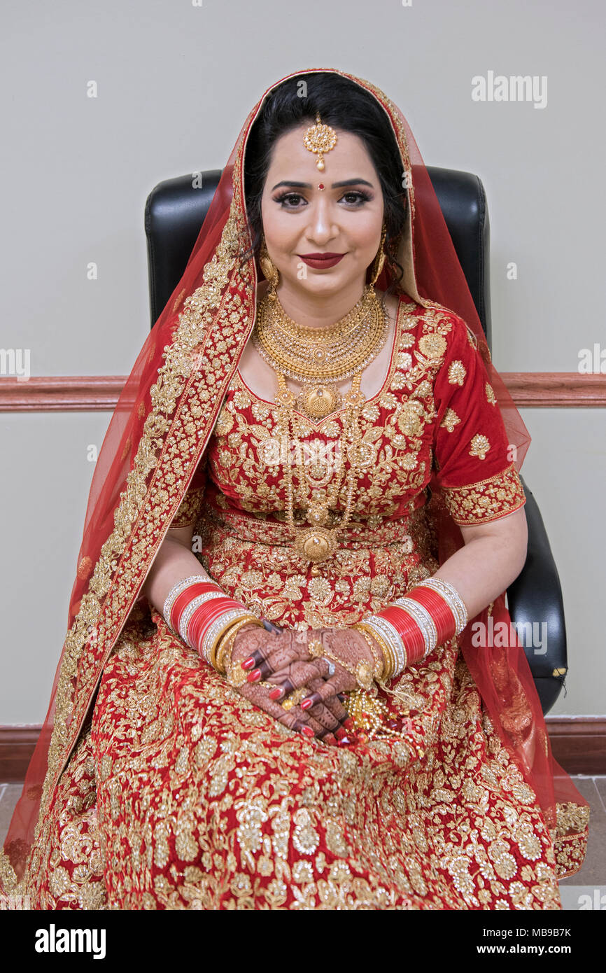 Un bellissimo ponendo Sikh appena prima del suo matrimonio cerimonia al Gurdwara Sikh Società culturale in Richmond Hill, Queens, a New York City. Foto Stock
