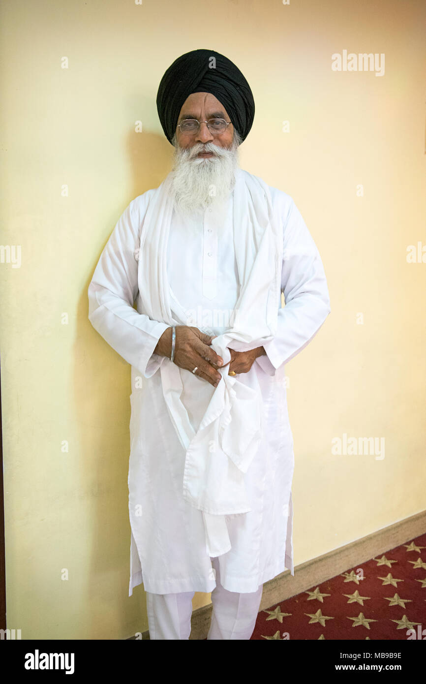Poste ritratto di un sacerdote Sikh - un granthi - al Gurdwara Sikh Società culturale in Richmond Hill, Queens, a New York City. Foto Stock