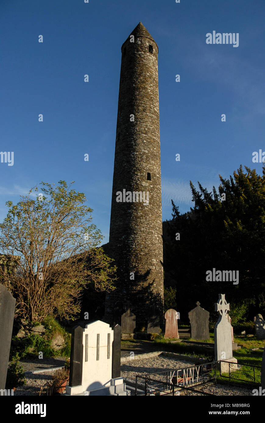 La Torre rotonda di Glendalough, alta 30 metri, si trova nella valle di due laghi nel parco nazionale delle montagne di Wicklow, nell'Irlanda del Sud. Il primo CHRI Foto Stock