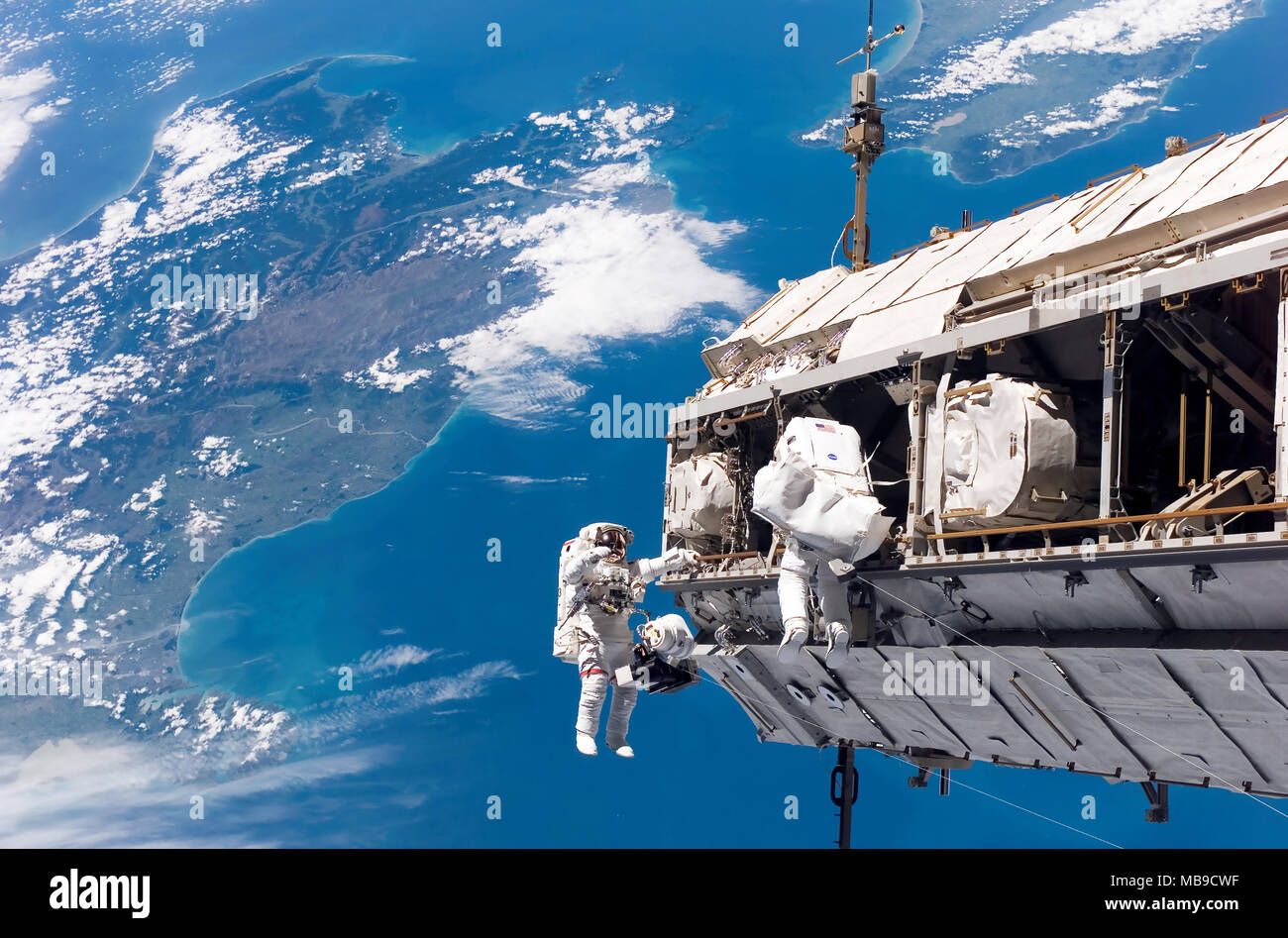 Stazione spaziale internazionale gli astronauti lavorando sul constuction del sistema integrato di struttura a traliccio sezione il 12 dicembre 2006. Le Isole Nord e Sud della Nuova Zelanda sono al di sotto di esse. Foto Stock