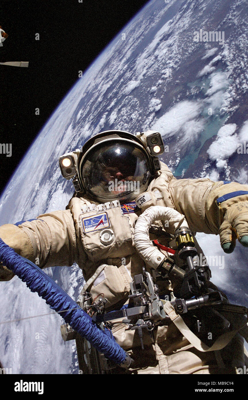 MICHAEL FINKE astronauta americano indossando un Orian tuta spaziale al di fuori della stazione spaziale internazionale il 3 Agosto 2004 Foto Stock