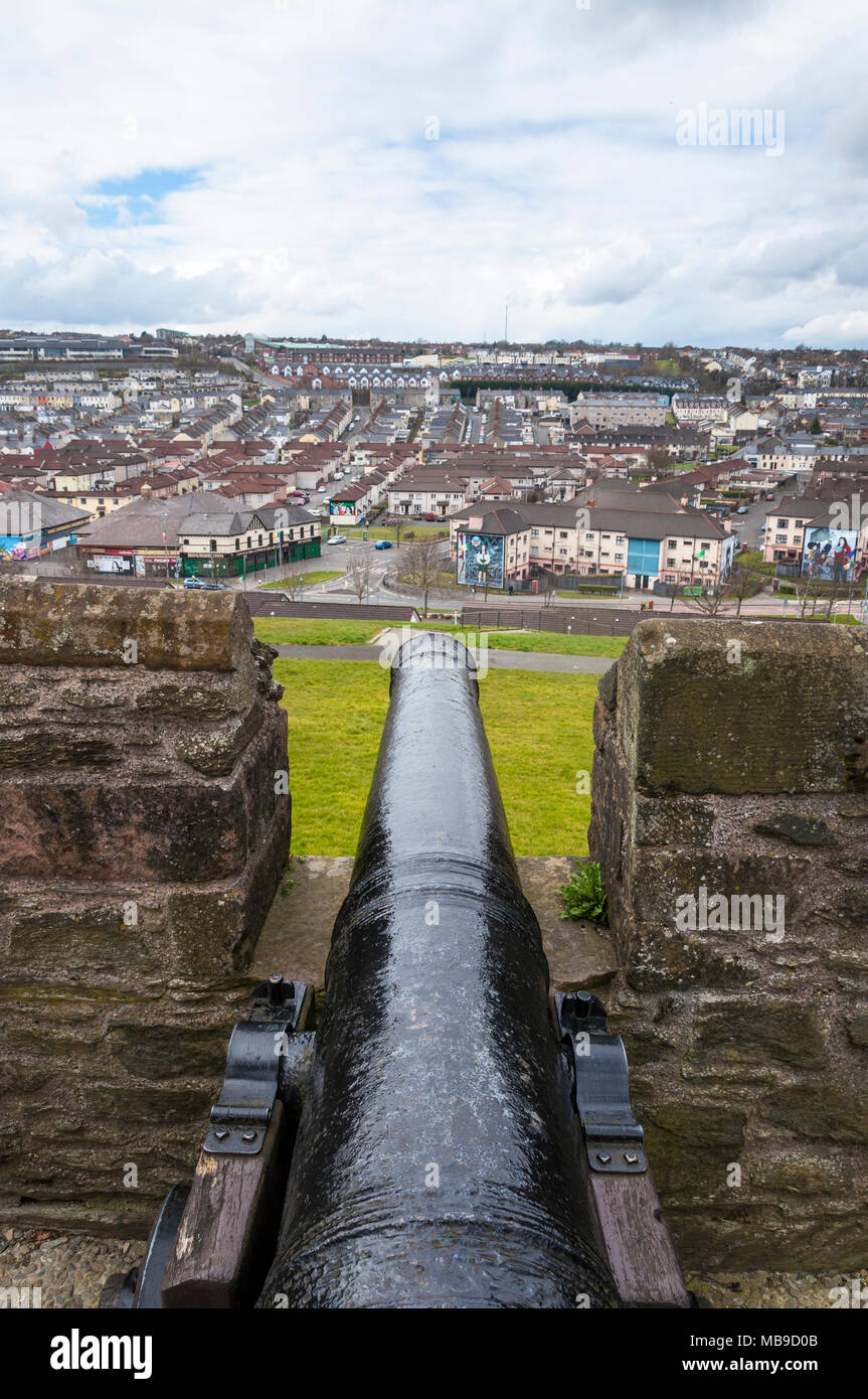 La zona di Bogside Londonderry, Derry, città di Derry, Irlanda del Nord, Regno Unito. Dalle mura della città con il vecchio cannone canna. Foto Stock