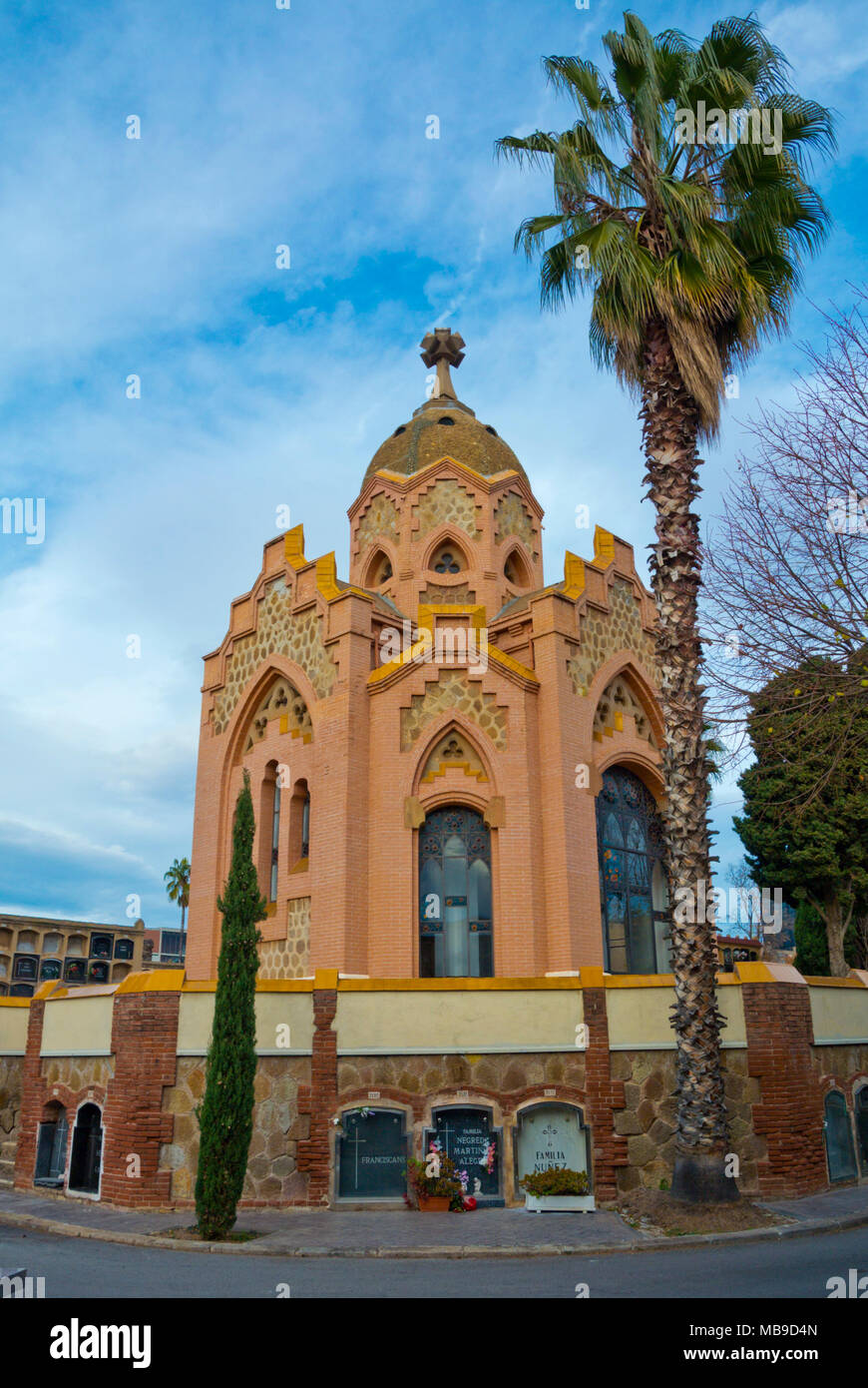 Stile Modernista cappella, dal 1897, con stile neogotico, windows Cementiri de Les Corts, cimitero, Barcellona, in Catalogna, Spagna Foto Stock