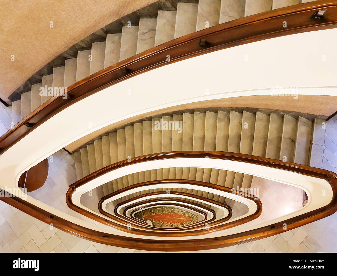 Vista la bellissima scala a chiocciola in costruzione , a spirale scala del cerchio interno di decorazione dello sfondo. Foto Stock