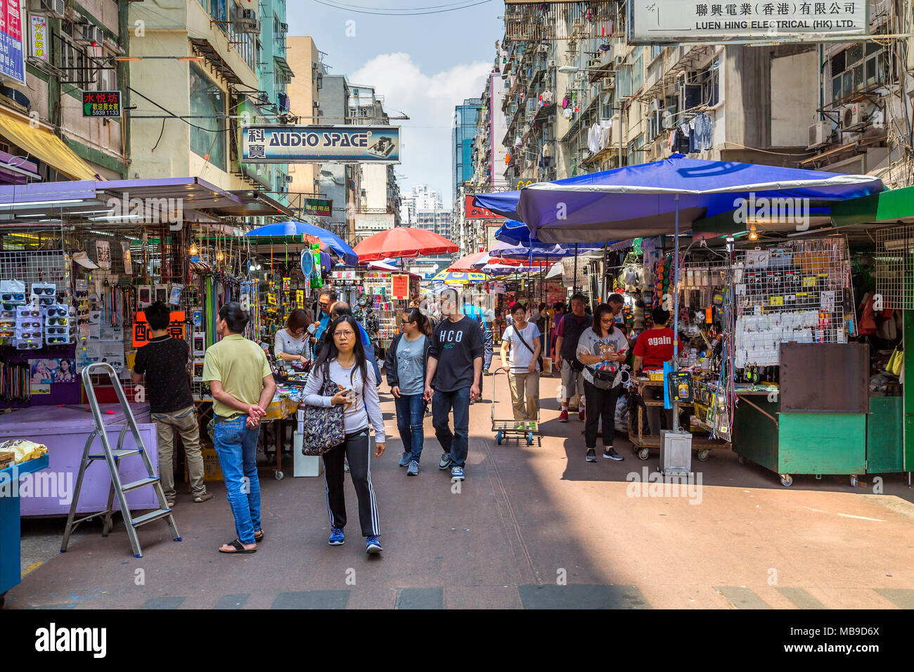 Gli amanti dello shopping a piedi attraverso la trafficata strada del mercato di Apliu Street, Sham Shui Po, Kowloon, Hong Kong, Cina. Foto Stock