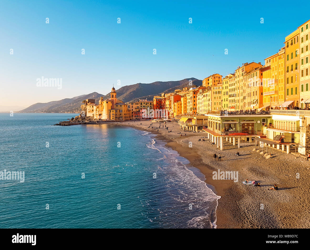 Bella Piccola Città Mediterranea Con La Spiaggia Nella