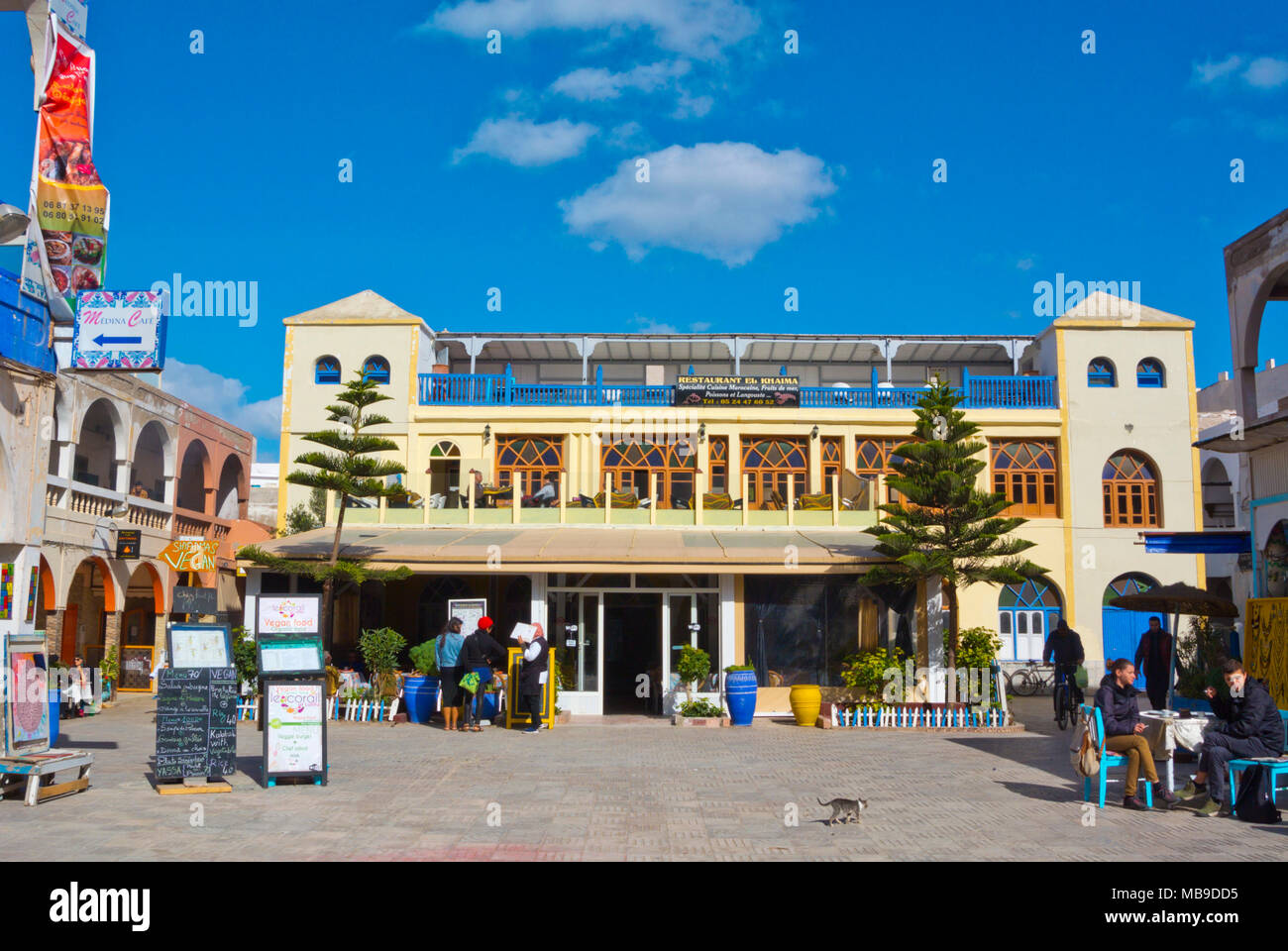 Quadrato con ristoranti, luogo Chrib Atay, Medina di Essaouira, Marocco, Africa settentrionale Foto Stock