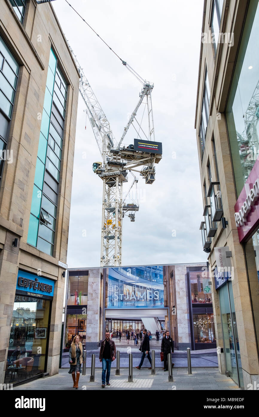 Vista di gru a torre in cantiere di nuovi retail e lo sviluppo commerciale presso ex St James centre di Edimburgo, in Scozia, Regno Unito Foto Stock