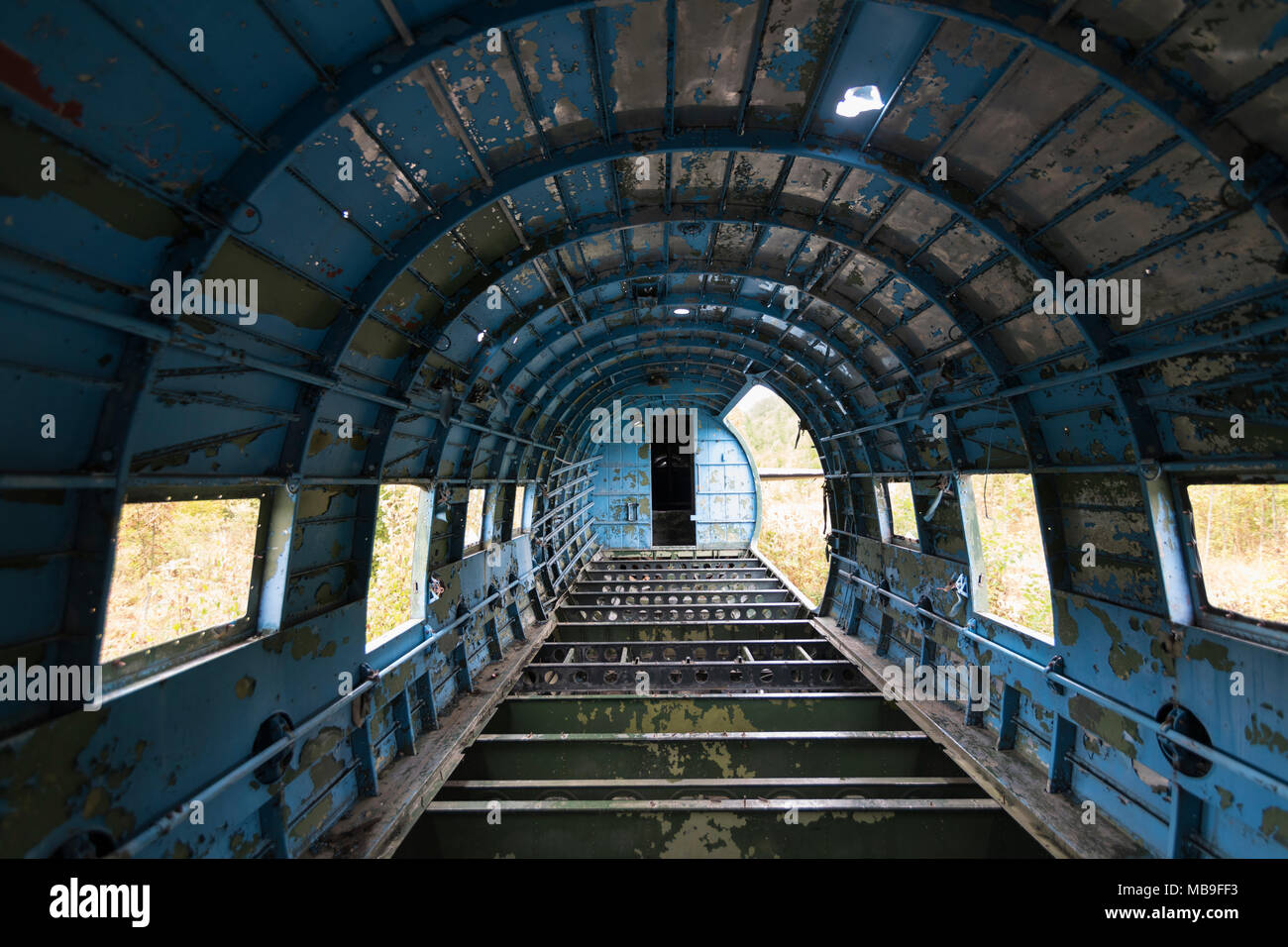 Interior abbattuto Douglas C-47b Dakota a abbandonato aerodromo militare della ex Iugoslavia Air force in Croazia Foto Stock