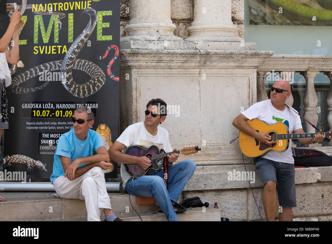 Street muscians giocando all interno della città di Zadar, Croazia Foto Stock