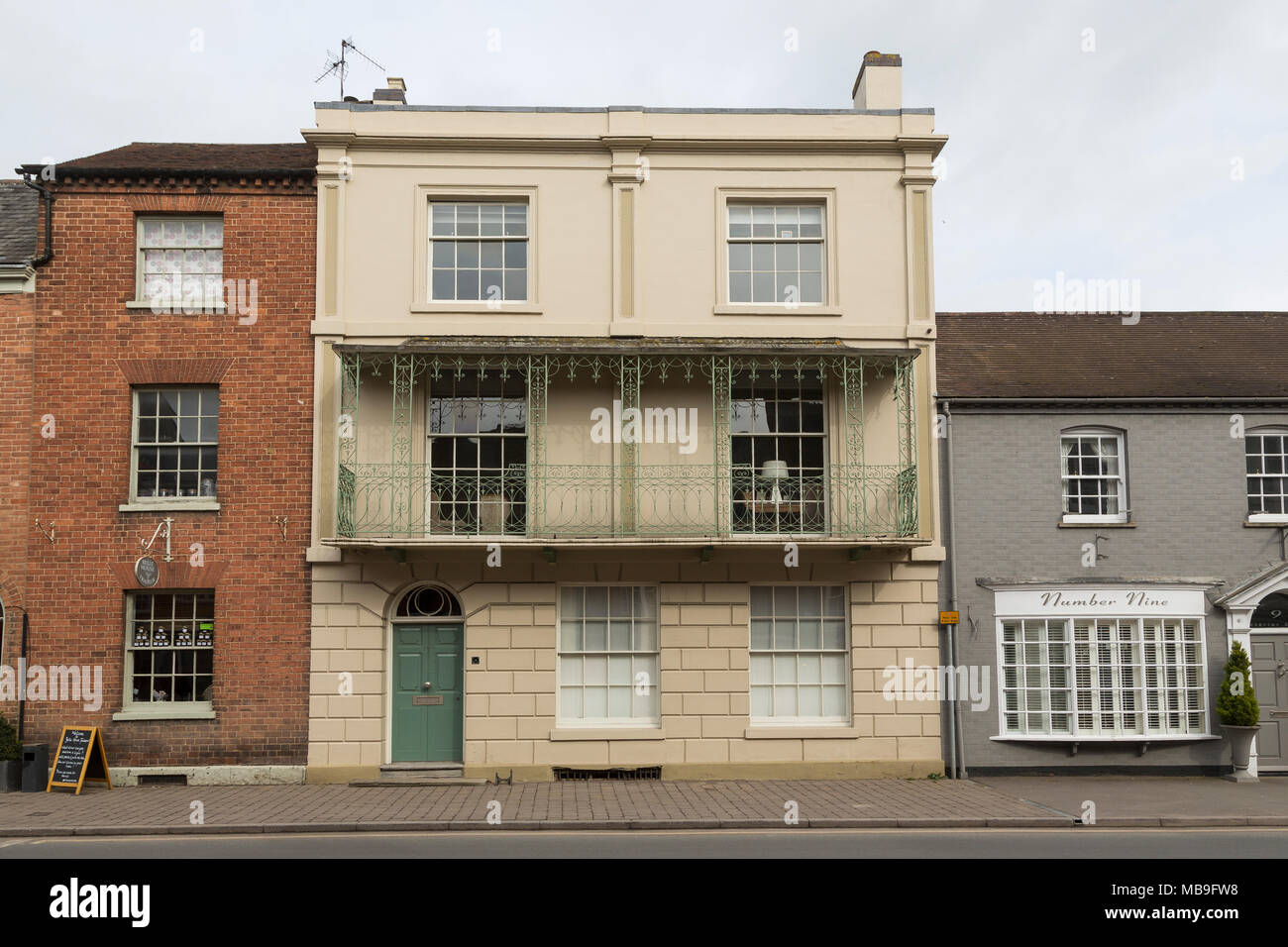 Vecchia casa con piano primo balcone, Pershore, Worcestershire, England, Regno Unito Foto Stock