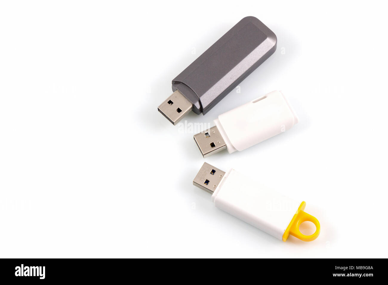 Unità Flash USB su uno sfondo bianco, stick di memoria USB isolato su bianco. Foto Stock