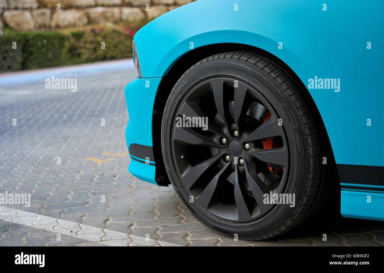 Potente ed elegante auto nel parcheggio Foto Stock