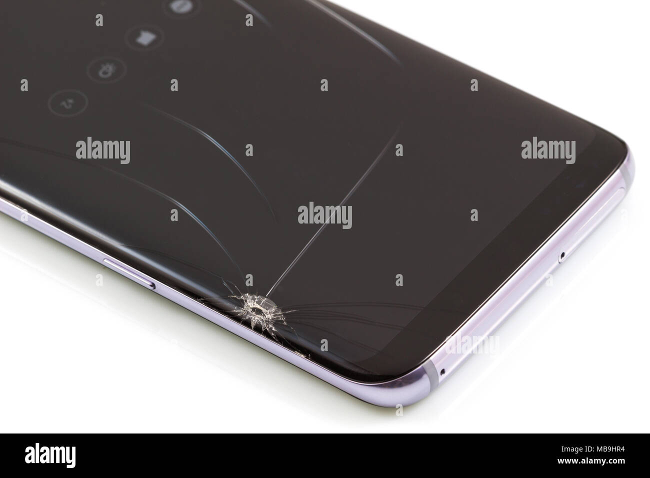Moderno nero & nuovi touch screen smartphone con schermo rotto isolati su sfondo bianco. Foto Stock