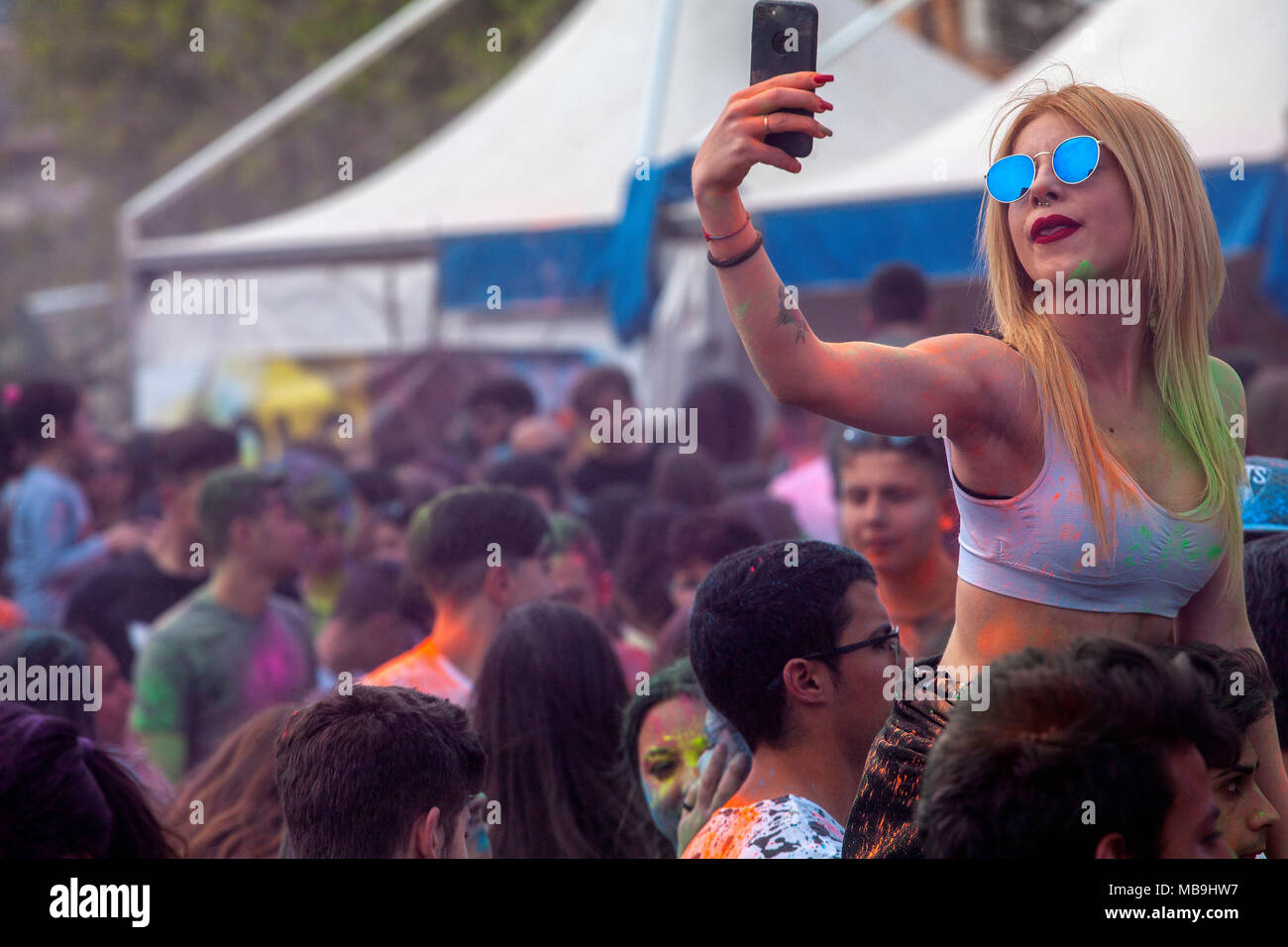 La gente celebra la festa di primavera (colore di partito) a Palermo, Italia. Foto Stock