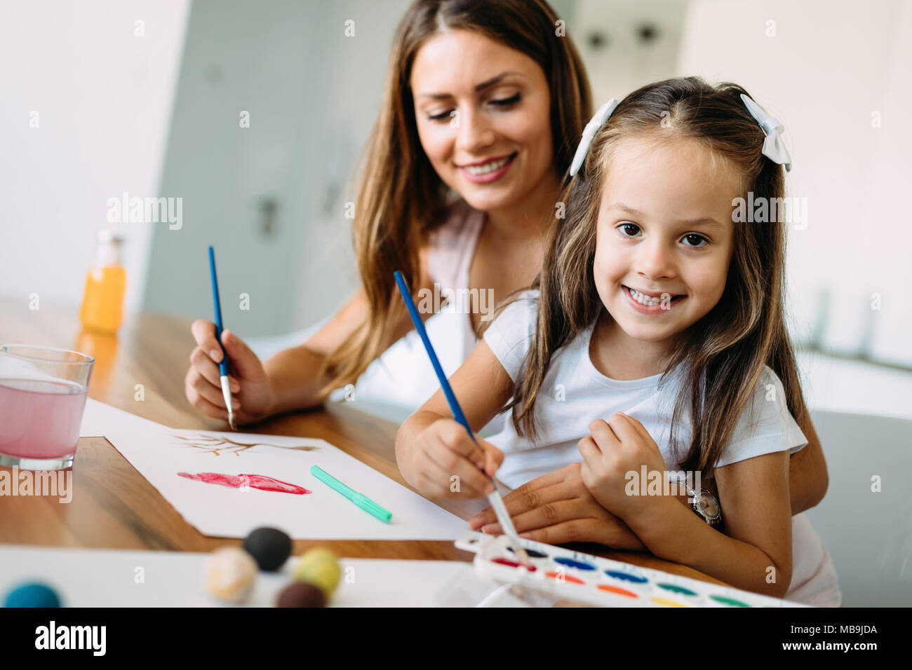La famiglia felice avente tempo di divertimento a casa Foto Stock