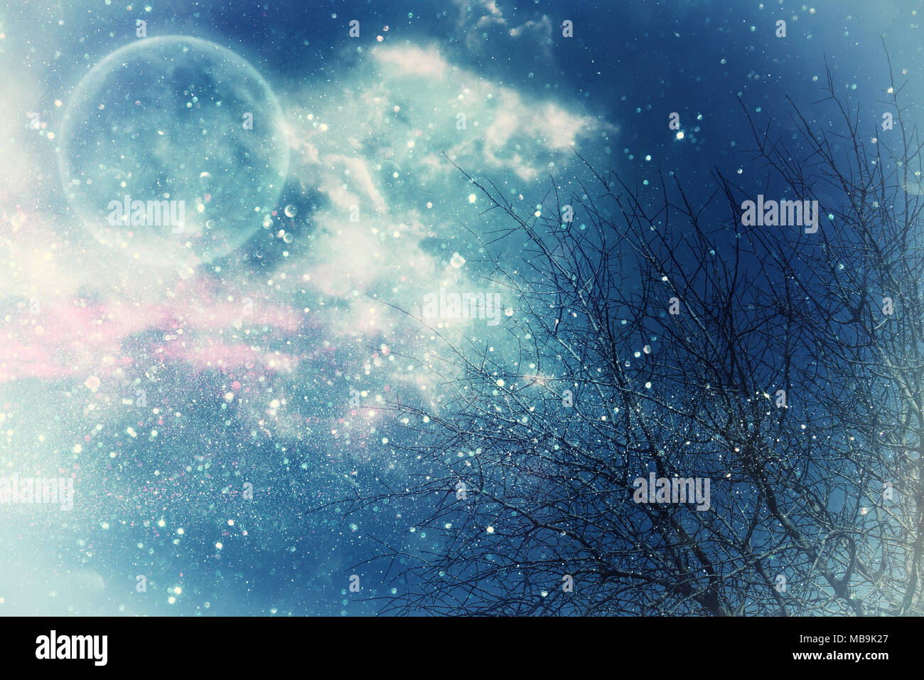 Surreale il concetto di fantasia - la luna piena con stelle brillano nel firmamento sullo sfondo Foto Stock