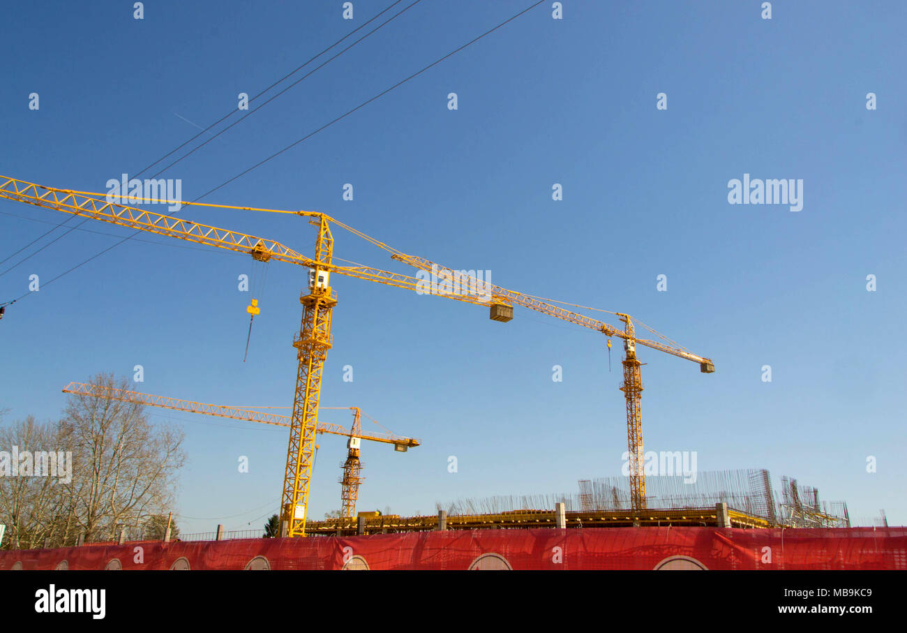 Immagine di grandi gru industriali su una skyline della città Foto Stock