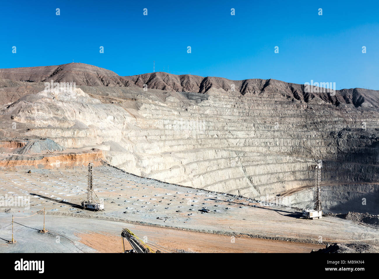 La perforazione e il carico di esplosivo a fossa aperta miniera di rame nel Cile settentrionale Foto Stock