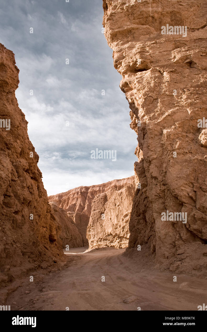 Percorso tra le formazioni di sale a Valle de la Muerte (spagnolo per la Valle della Morte) noto anche come Cordillera de la Sal (spagnolo per il sale Mountain Range), Lo Foto Stock