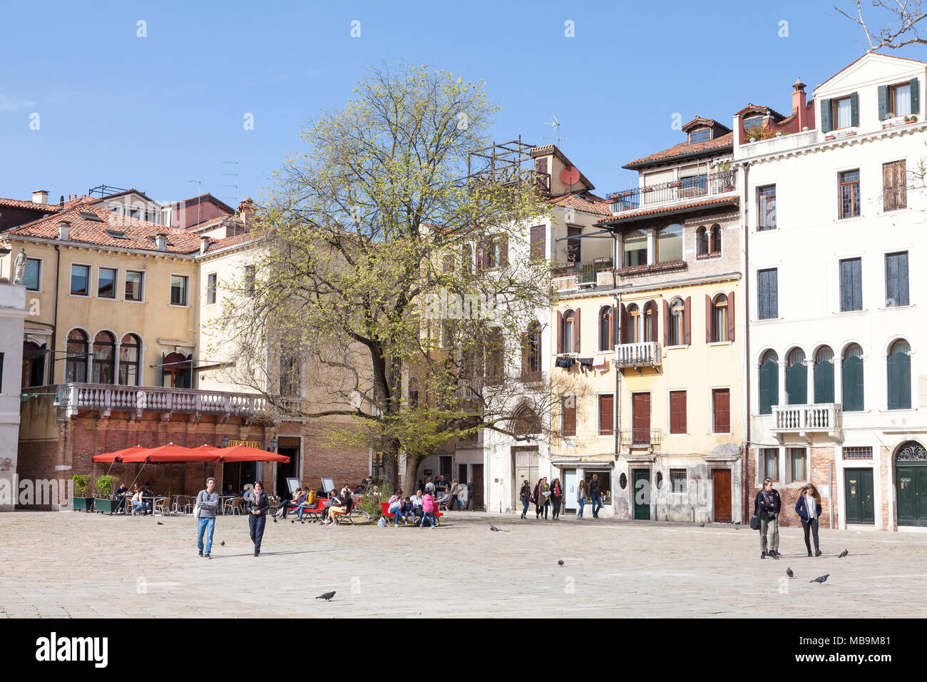 Campo San Polo, San Polo, Venezia, Veneto, Italia in primavera con i locali veneziani andando sulla vita quotidiana rilassante sotto il sole Foto Stock