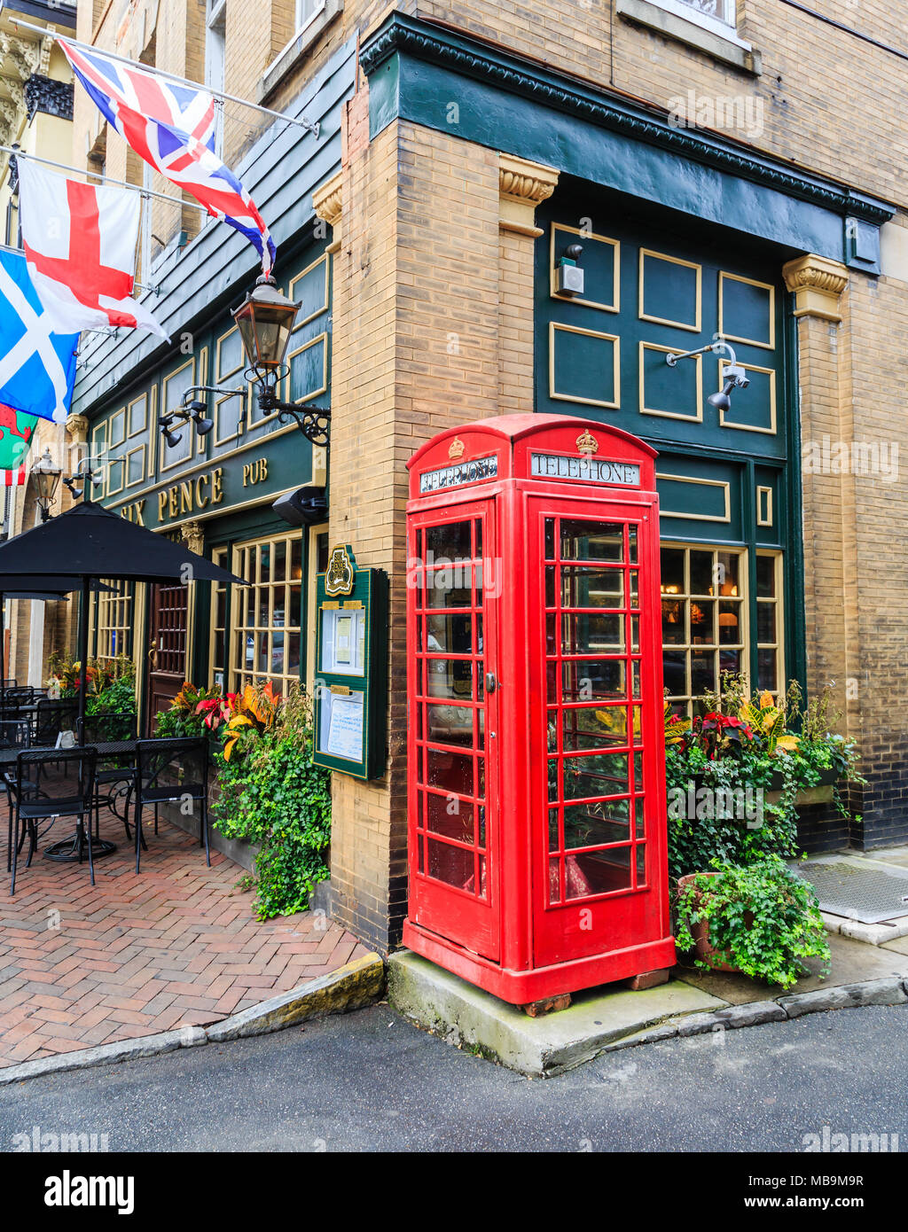 Telefono rosso stand a sei pence Pub di Savannah Foto Stock