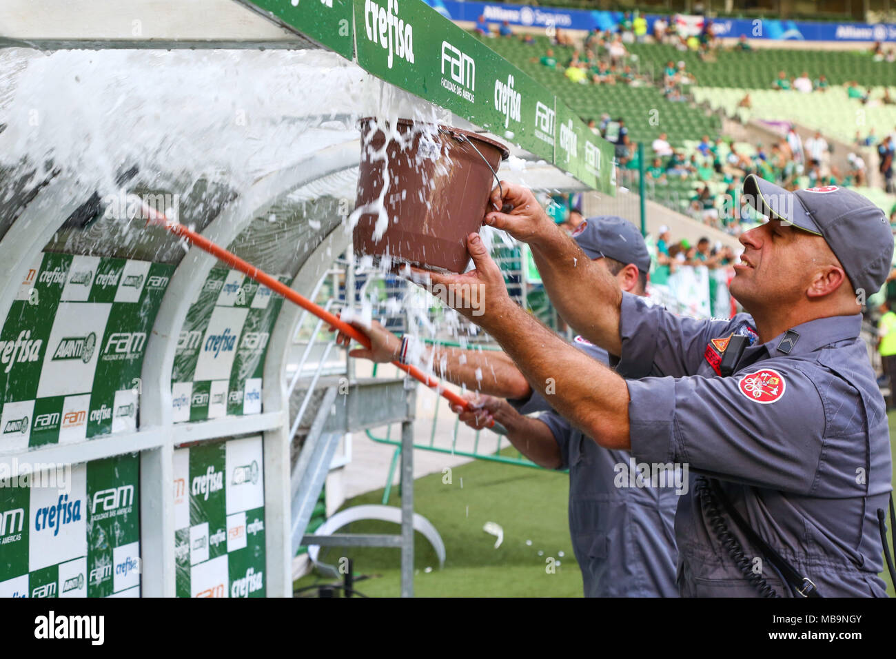 SÃO PAULO, SP - 08.04.2018: PALMEIRAS X CORINTHIANS - nella foto, vigili del fuoco cercano di difendersi da uno sciame di api che è comparso sulla riserva del banco della visita di squadra prima della partita tra Palmeiras e il Corinthians, valido per il 2018 Paulista campionato finale svoltasi a Allianz Parque in São Paulo. (Foto: Jales Valquer/Fotoarena) Foto Stock