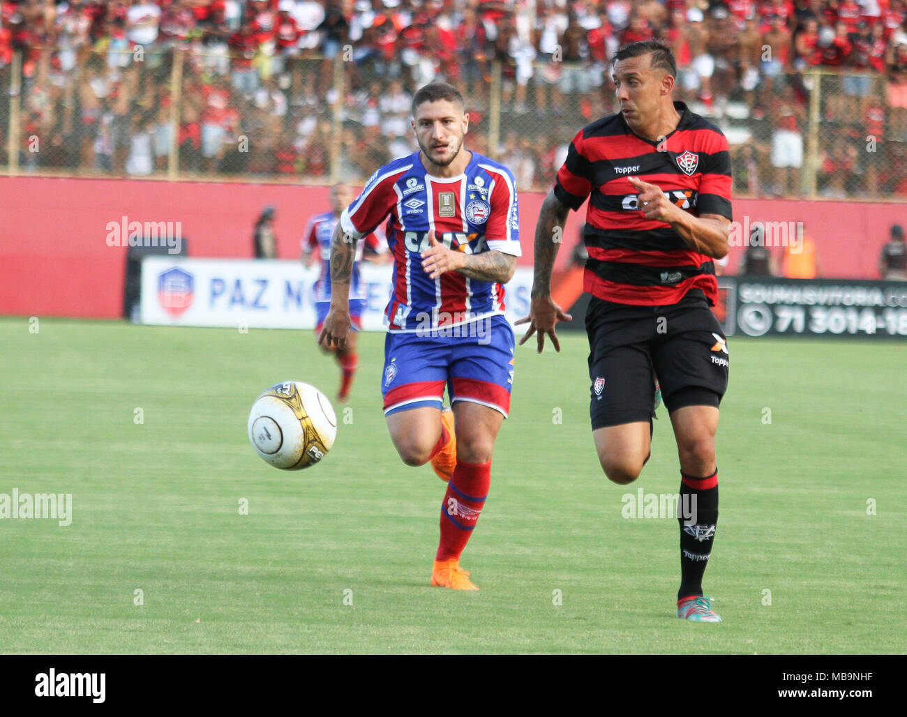 Salvador, Brasile. 08 apr, 2018. Zé Rafael do Bahia e Pedro Botelho fare Vitoria in un gioco durante il Bahia v Vitória, tenutasi questa Domenica (08) in una partita valida per il 2018 Bahia finale di campionato. A Manoel Barradas Stadium (Barradão) in Salvador, BA. Credito: Tiago Caldas/FotoArena/Alamy Live News Foto Stock