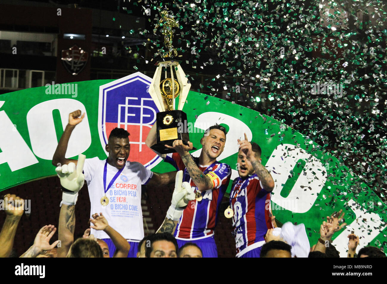 Salvador, Brasile. 08 apr, 2018. Leo, Tiago e Zé Rafael giocatori da Bahia festeggia il titolo di Bahia 2018 campione durante il Bahia v Vitória, tenutasi questa Domenica (08) in una partita valida per il 2018 Bahia finale di campionato. A Manoel Barradas Stadium (Barradão) in Salvador, BA. Credito: Tiago Caldas/FotoArena/Alamy Live News Foto Stock