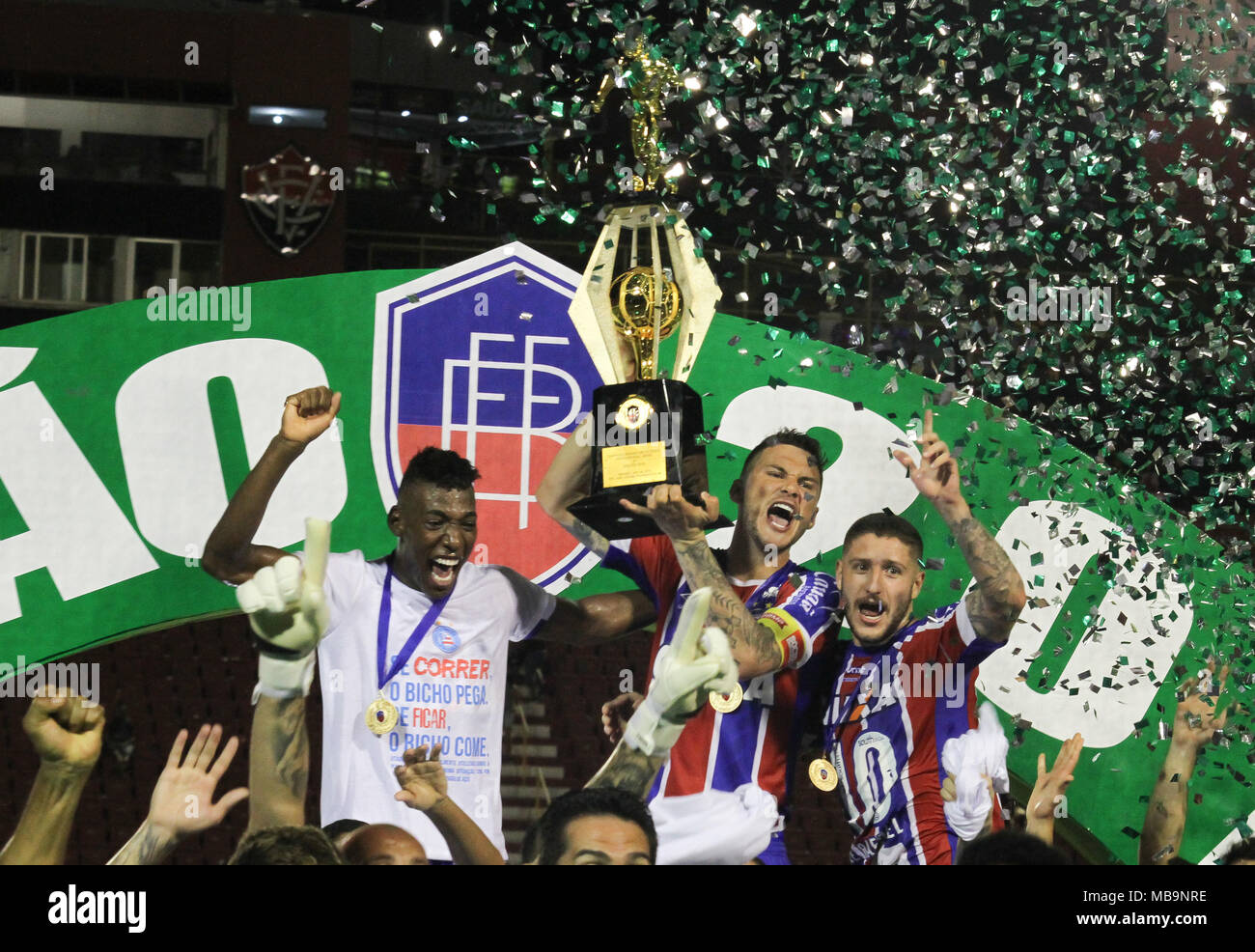 Salvador, Brasile. 08 apr, 2018. Leo, Tiago e Zé Rafael giocatori da Bahia festeggia il titolo di Bahia 2018 campione durante il Bahia v Vitória, tenutasi questa Domenica (08) in una partita valida per il 2018 Bahia finale di campionato. A Manoel Barradas Stadium (Barradão) in Salvador, BA. Credito: Tiago Caldas/FotoArena/Alamy Live News Foto Stock