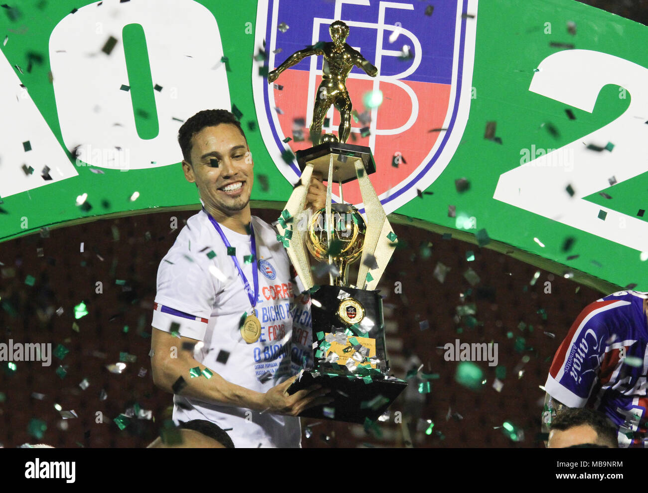 Salvador, Brasile. 08 apr, 2018. Edigar Junio ??de Bahia e Zé Rafael do Bahia festeggia il titolo di Bahia 2018 campione durante il Bahia e Vitória, tenutasi questa Domenica (08) in una partita valida per la finale del 2018 Bahia campionato. A Manoel Barradas Stadium (Barradão) in Salvador, BA. Credito: Tiago Caldas/FotoArena/Alamy Live News Foto Stock