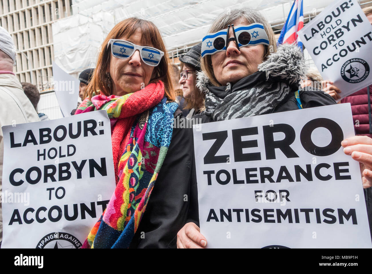 Londra, Regno Unito. 8 Aprile, 2018. Un antisemitismo protestare contro Jeremy Corbyn, al di fuori del partito laburista uffici a Victoria Street. Credito: Guy Bell/Alamy Live News Foto Stock