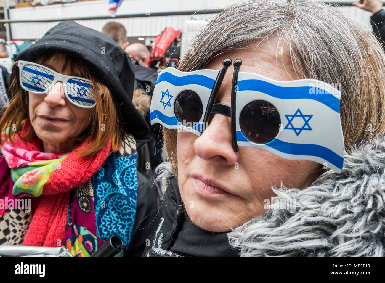 Londra, Regno Unito. 8 Aprile, 2018. Un antisemitismo protestare contro Jeremy Corbyn, al di fuori del partito laburista uffici a Victoria Street. Credito: Guy Bell/Alamy Live News Foto Stock