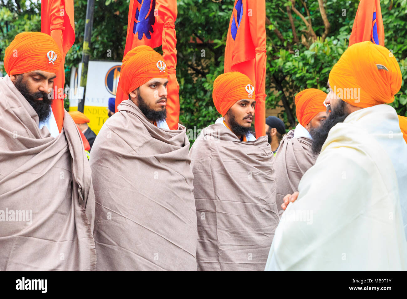 Southall, Londra, 8 aprile 2018. I cinque Sikh che rappresentano il Panj Pyare (cinque amati) Sikh a Londra celebrano Vaisakhi, la nascita del Khalsa e il festival del raccolto con la processione annuale di Southall Vaisakhi Nagar Kirtan. Dal Havelock Road Gurdwara al Park Avenue Gurdwara. Il giorno di Vaisakhi stesso sarà il 14 aprile. Credit: Imageplotter News and Sports/Alamy Live News Foto Stock