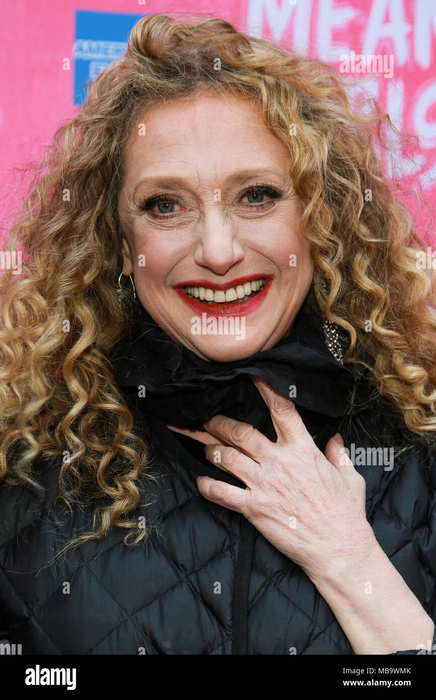 Carol Kane di presenze per ragazze medie su Broadway apertura notturna Curtain Call e dopo essere partito, agosto teatro di Wilson e Tao Downtown, New York, NY, 8 aprile 2018. Foto di: Jason Mendez/Everett Collection Foto Stock