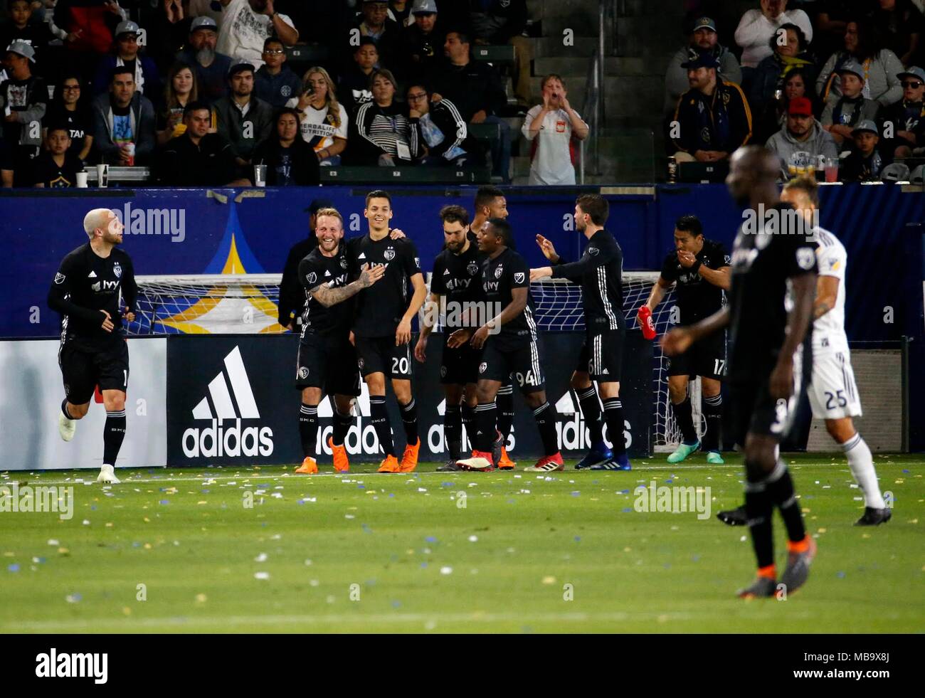 (180409) -- CARSON, Aprile 9, 2018 (Xinhua) -- Sporting Kansas City i giocatori di celebrare il loro obiettivo contro la galassia di Los Angeles durante il 2018 Major League Soccer (MLS) corrispondono a Carson, gli Stati Uniti, 8 aprile 2018. Sporting Kansas City ha vinto 2-0. (Xinhua/Zhao Hanrong) Foto Stock