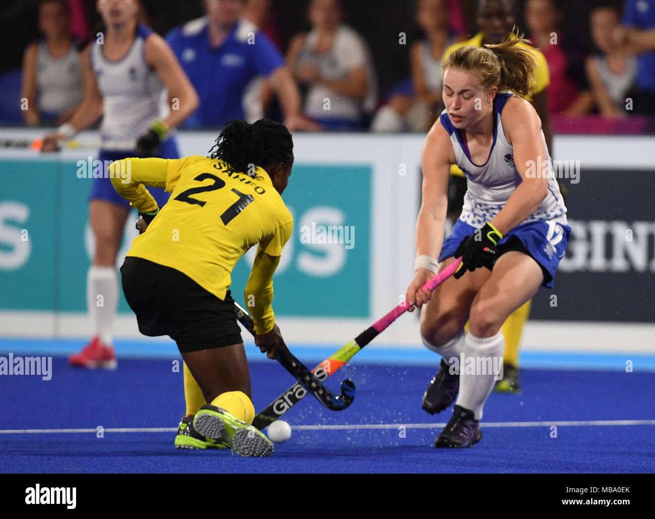 Queensland, Australia. Il 9 aprile 2018. Roberta Sarfo (GHA, 21) e Charlotte Watson (SCO). Scozia v Ghana. Womens hockey. XXI Giochi del Commonwealth.Gold Coast hockey center. Costa d'Oro 2018. Queensland. Australia. 09/04/2018. Credito: Sport In immagini/Alamy Live News Foto Stock