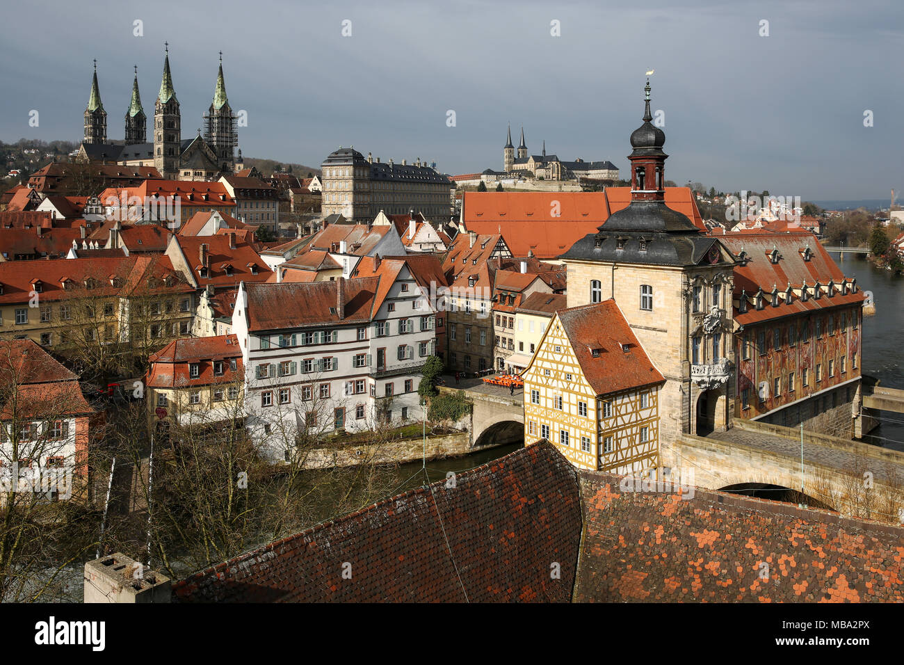 Bamberg, Germania. Il 27 febbraio, 2015. Vista della cattedrale (l-r), Michaelsberg Abbey e l'Altes Rathaus (antico municipio) oltre il fiume Regnitz, raffigurato su 27.02.2015 dalla torre di Geyerswörth Palace a Bamberg in Germania. Bamberg è stato un Sito Patrimonio Mondiale dell'UNESCO dal 1993. | Utilizzo di credito in tutto il mondo: dpa/Alamy Live News Foto Stock