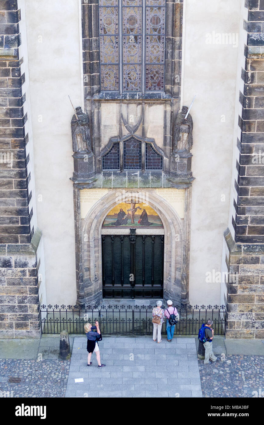 La tesi di porta la Schlosskirche (tutti i santi della Chiesa") a Wittenberg (Germania), il 18.05.2017, fotografata utilizzando un drone. La Chiesa protestante di Germania Congress 2017 coincide con il cinquecentesimo anniversario della riforma e si terrà dal 24 - 28 Maggio 2017 a Berlino e a Wittenberg. | Utilizzo di tutto il mondo Foto Stock