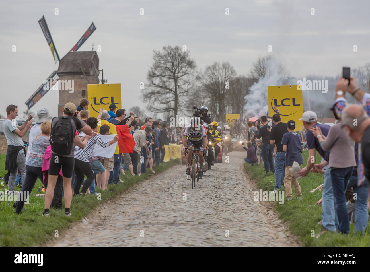 Templeuve, Francia - Aprile 08, 2018: la strada triplo campione del mondo di ciclismo, Peter Sagan del Team Bora-Hansgrohe, leader della corsa su strada acciottolata in Templeuve davanti alla tradizionale mulino a vento Vertain durante Paris-Roubaix 2018. Sagan ha vinto questa gara. Credito: Radu Razvan/Alamy Live News Foto Stock