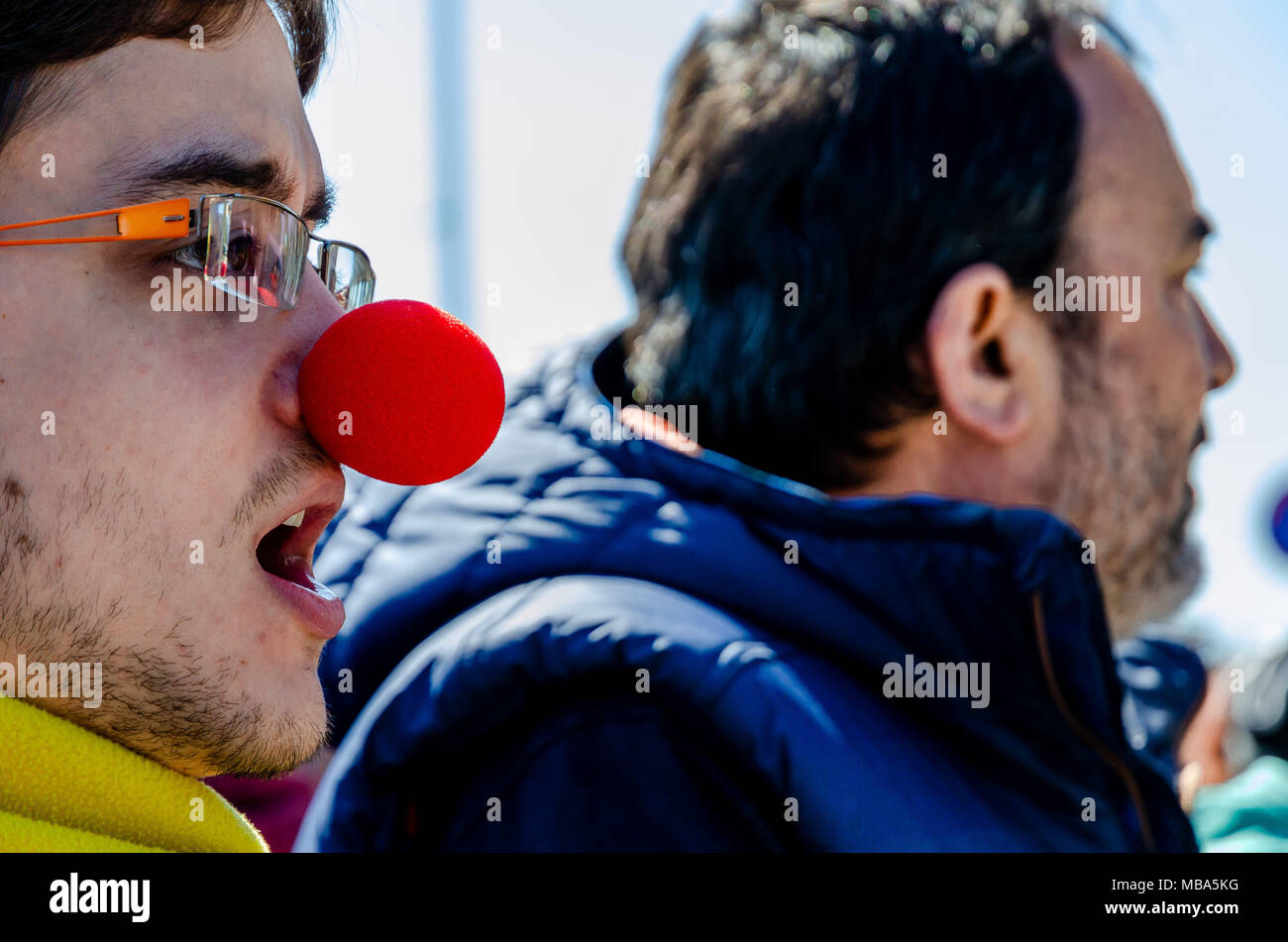 Barcellona, in Catalogna, Spagna. 9 apr, 2018. Un manifestante con un clown naso è visto di fronte alla polizia catalana che controlla la visita del re Felipe VI.come risultato di una nuova visita del re Felipe VI a Barcellona per consegnare gli uffici per i nuovi giudici, molti dimostranti legati all'indipendenza catalana circolazione hanno concentrato per chiedere giustizia e repubblica, nonché la libertà dei prigionieri politici Credito: Paco Freire SOPA/images/ZUMA filo/Alamy Live News Foto Stock