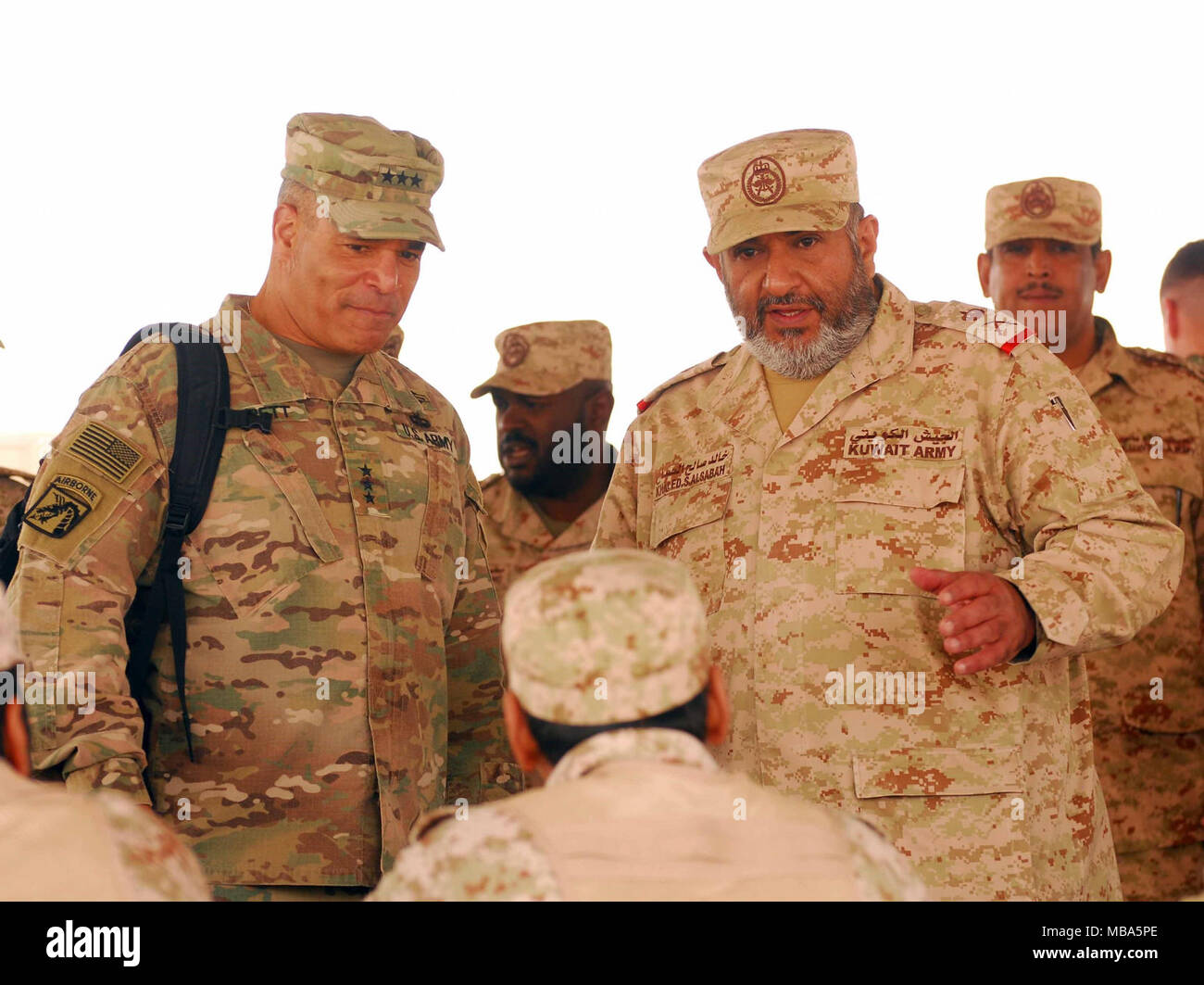 CAMP BUEHRING, Kuwait - STATI UNITI Esercito Lt. Gen. Michael X. Garrett, comandante generale dell esercito centrale (sinistra) e il Mag. Gen. Khaled Saleh Al-Sabah, Kuwait esercito forze terrestri commander, soddisfare con soldati assegnati al Kuwait Army durante la giornata dell'esercito a Camp Buehring Febbraio 9, 2018. Giorno dell'esercito è stato l'evento di apertura per gli Stati Uniti Il comando centrale del componente Conferenza dei comandanti che ha permesso di U.S. Esercito centrale per mostrare l'esercito le capacità a livello di teatro. (U.S. Esercito Foto Stock