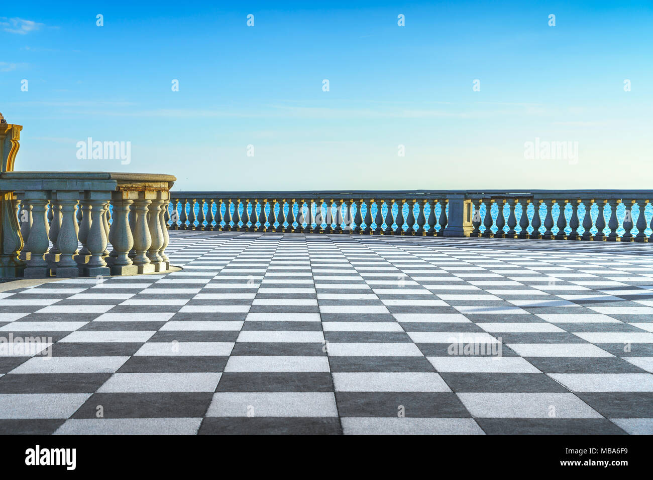 Mascagni Terrazza terrazza belvedere il lungomare e il porto di entrata al tramonto. Livorno Toscana Italia Europa. Foto Stock