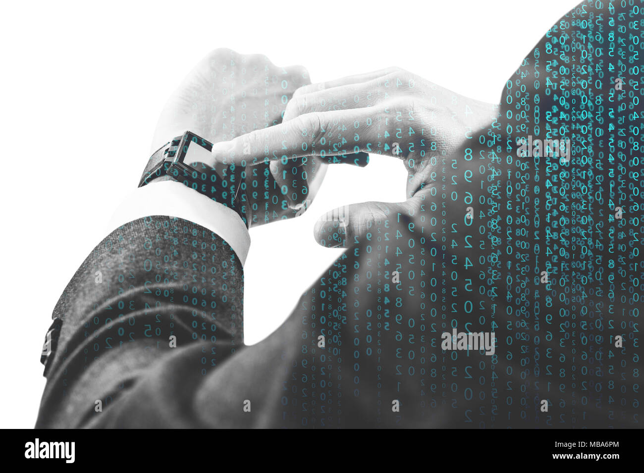 Imprenditore utilizzando il suo smartwatch tra digital matrix code. Foto Stock