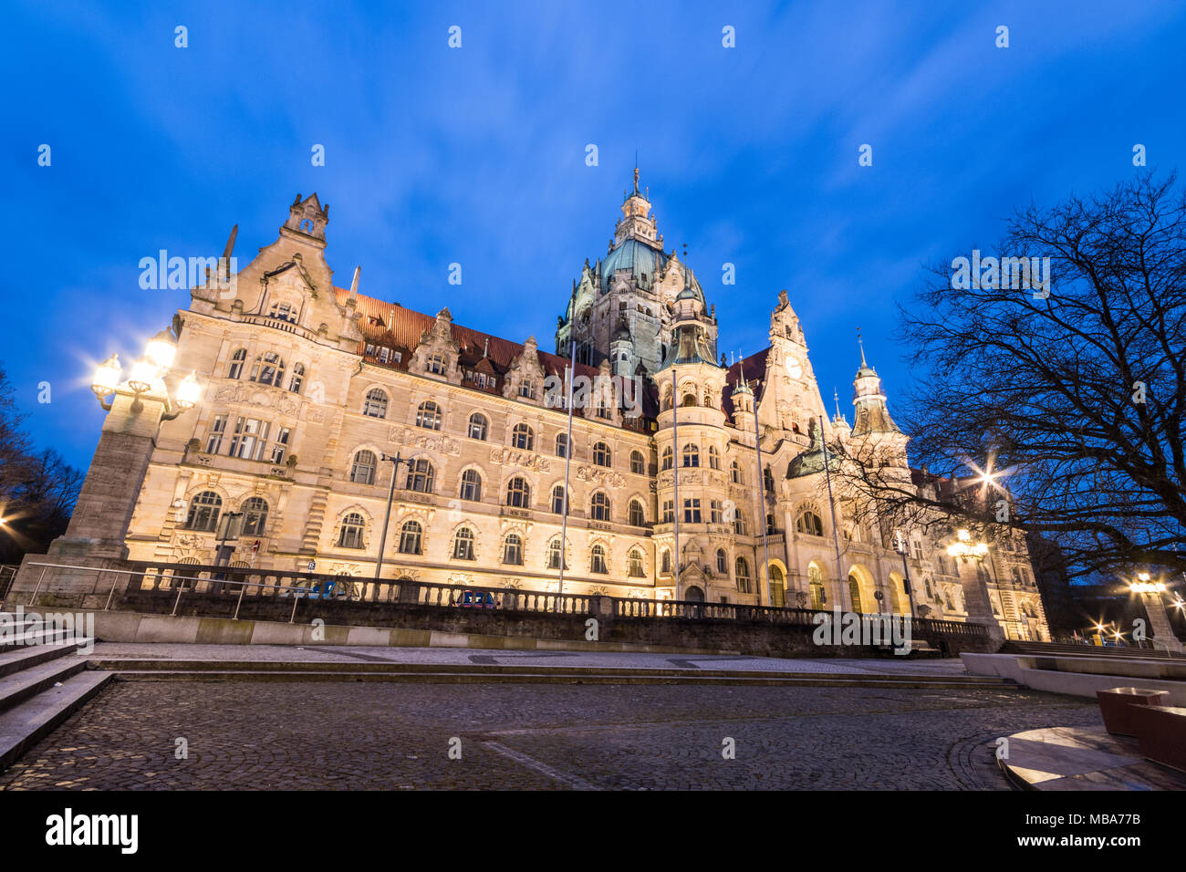 Hannover, Germania. Vista notturna del Nuovo Municipio (Neues Rathaus), un magnifico castello-come il municipio di epoca di Wilhelm II in stile eclettico Foto Stock