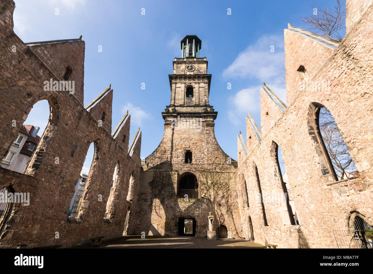 Hannover, Germania. L'Aegidienkirche (Saint Giles chiesa), un ex chiesa distrutta durante la II Guerra Mondiale e lasciato in rovina come un memoriale di guerra Foto Stock