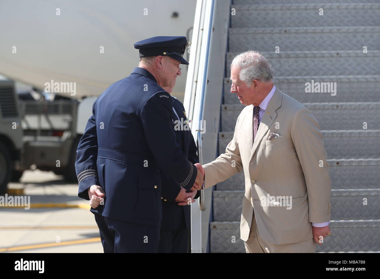 Il Principe di Galles è soddisfatta da Wing Commander sette Parsons dalla Royal Australian Air Force come egli arriva a RAAF Darwin nel Territorio del Nord. Foto Stock