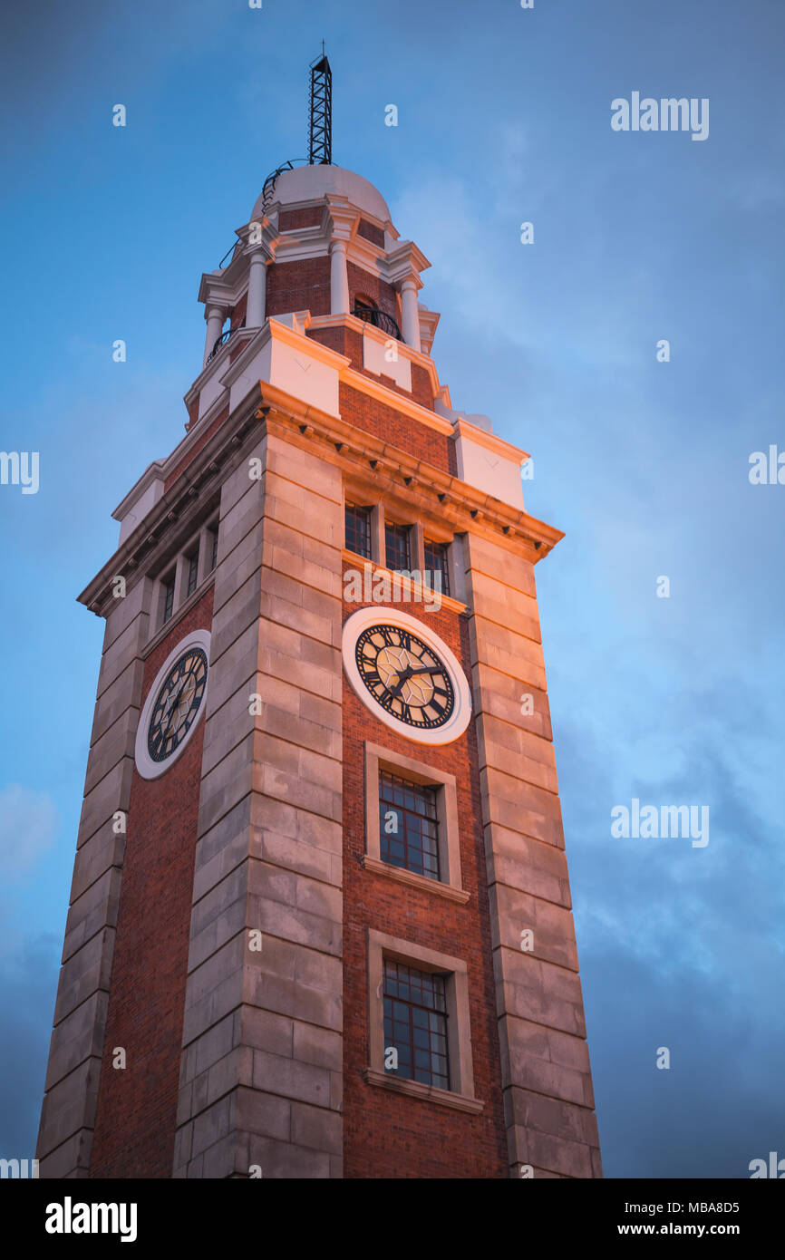 La Torre dell'orologio di Hong Kong in serata. Questo punto di riferimento è situato sulla riva meridionale del quartiere di Tsim Sha Tsui, Kowloon Foto Stock