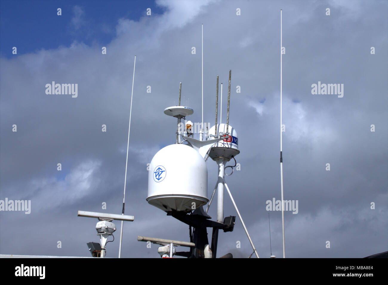 Marine radio e antenne radar montato e di irish peschereccio. Foto Stock