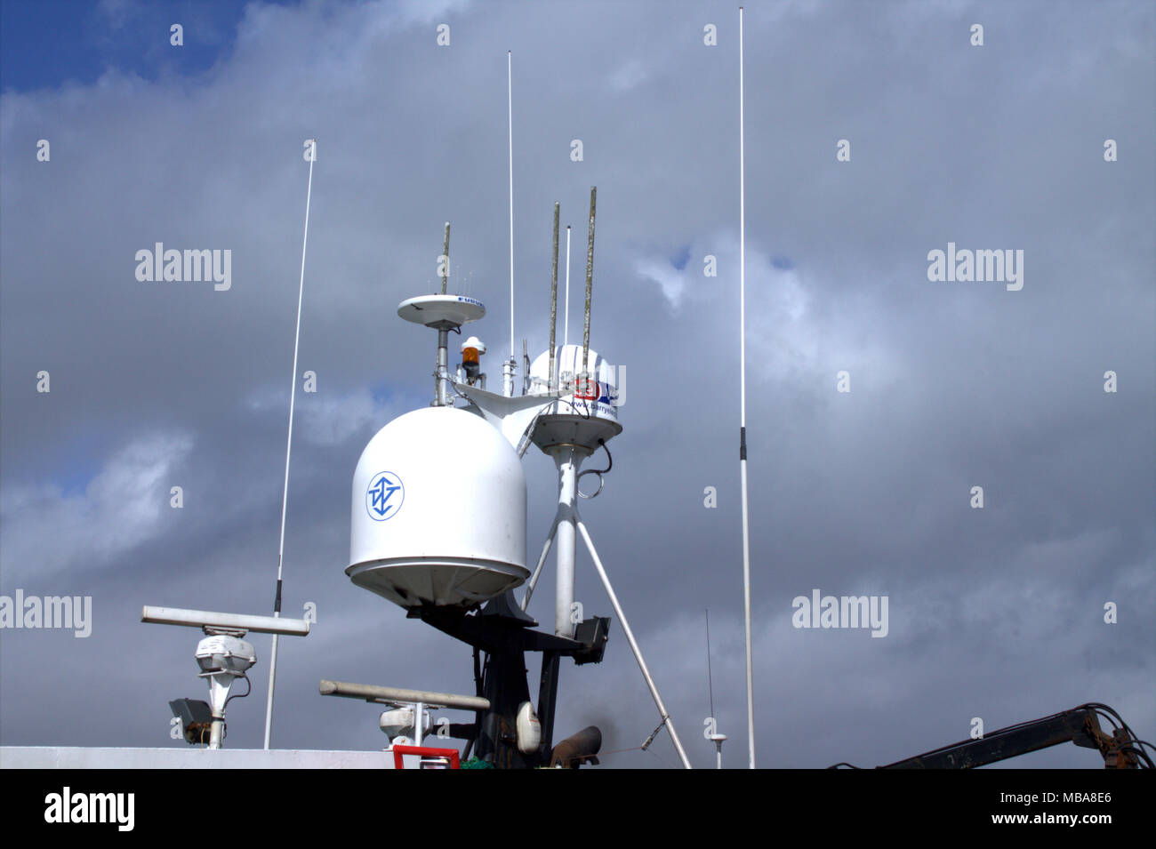 Marine radio e antenne radar montato e di irish peschereccio. Foto Stock